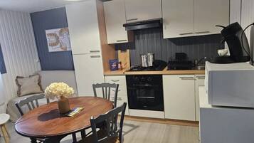 Réfrigérateur, micro-ondes, plaque de cuisson