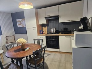 Kühlschrank, Mikrowelle, Herdplatte