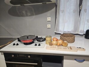 Réfrigérateur, four à micro-ondes, un four, surface de cuisson