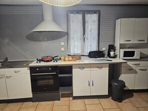 Fridge, microwave, oven, stovetop - ZEcamping 3 étoiles vue lac environnement calme (Douville)