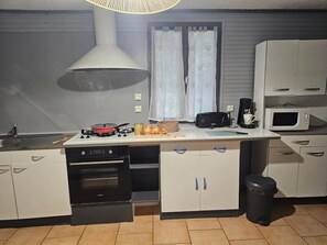 Køleskab, mikrobølgeovn, ovn, kogeplade