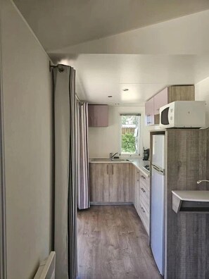 Fridge, microwave, stovetop