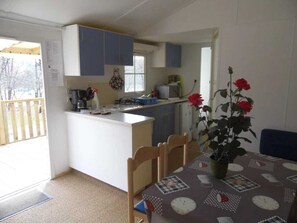Geladeira, micro-ondas, cooktop, torradeira