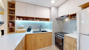 Jääkaappi, mikroaaltouuni, uuni, liesi