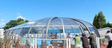 Una piscina cubierta, una piscina climatizada