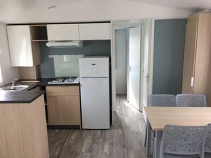 Fridge, microwave, stovetop