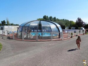 Una piscina cubierta, una piscina climatizada