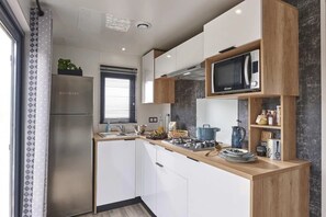 Fridge, microwave, stovetop, dishwasher