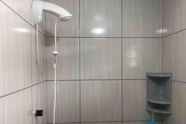 Shower, soap, toilet paper - Gi's beach house in Navegantes/SC (Gravatá Navegantes)