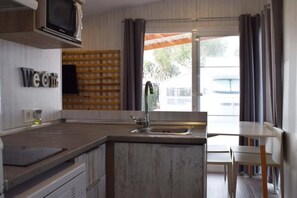 Réfrigérateur, micro-ondes, plaque de cuisson, lave-vaisselle