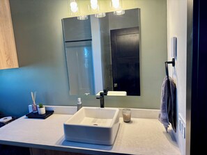 Dusche, Haartrockner, Handtücher, Toilettenpapier