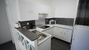 Køleskab, mikrobølgeovn, kogeplade, brødrister