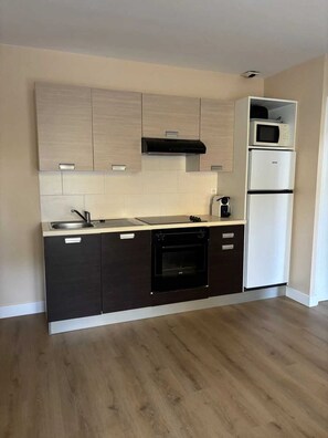 Køleskab, ovn, kogeplade, brødrister