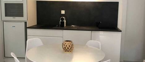 Réfrigérateur, micro-ondes, four, plaque de cuisson