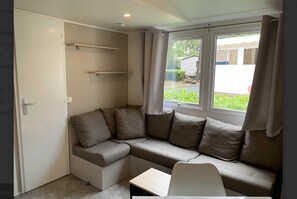 Téléviseur, table de ping-pong