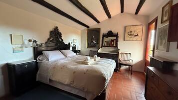 6 Schlafzimmer, Schreibtisch, Bügeleisen/Bügelbrett, WLAN