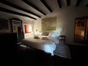 6 Schlafzimmer, Schreibtisch, Bügeleisen/Bügelbrett, WLAN