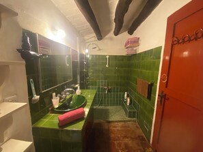 Chuveiro, secador de cabelo, bidê, toalhas de banho