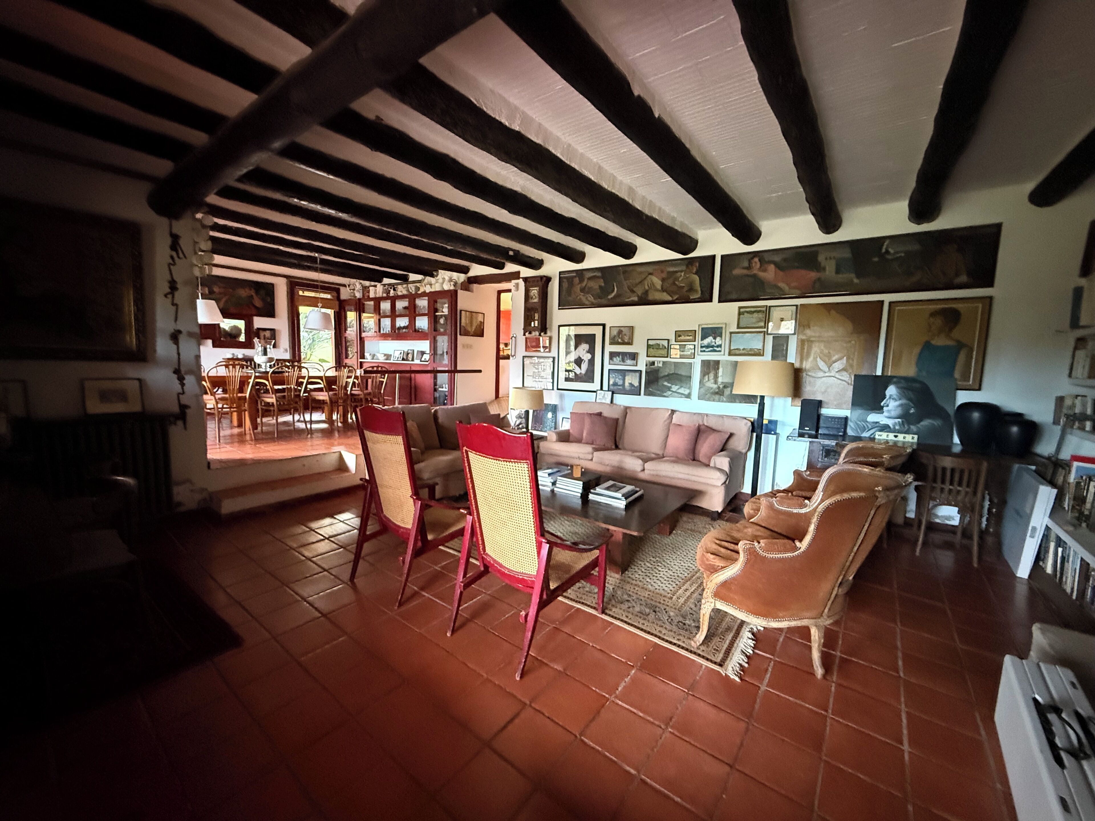 Una Smart TV, una chimenea, una pantalla de ordenador, una impresora