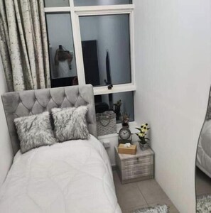 1 habitación, tabla de planchar con plancha y wifi 