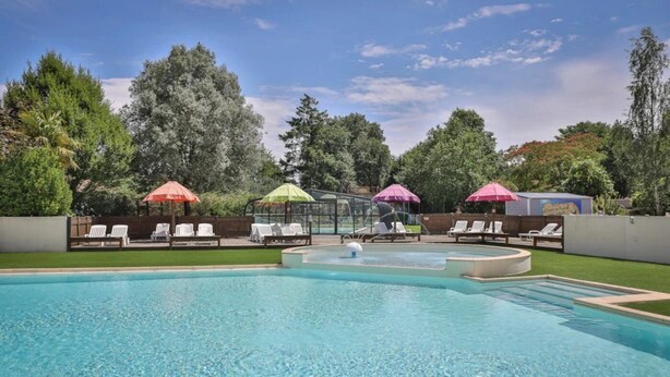 Indoor pool, a heated pool - ZEcamping 3 étoiles chiens acceptés salle fitness piscine couverte (Saint-Julien-des-Landes)