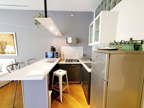 Refrigerador, microondas, parrilla de estufa y lavavajillas 