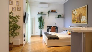 Une chambre à coucher moderne avec un lit, une table de chevet et un espace bureau.