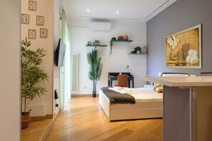 1 Schlafzimmer, Schreibtisch, Bügeleisen/Bügelbrett, Reisekinderbett