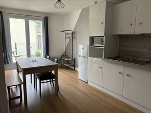 Fridge, stovetop, toaster