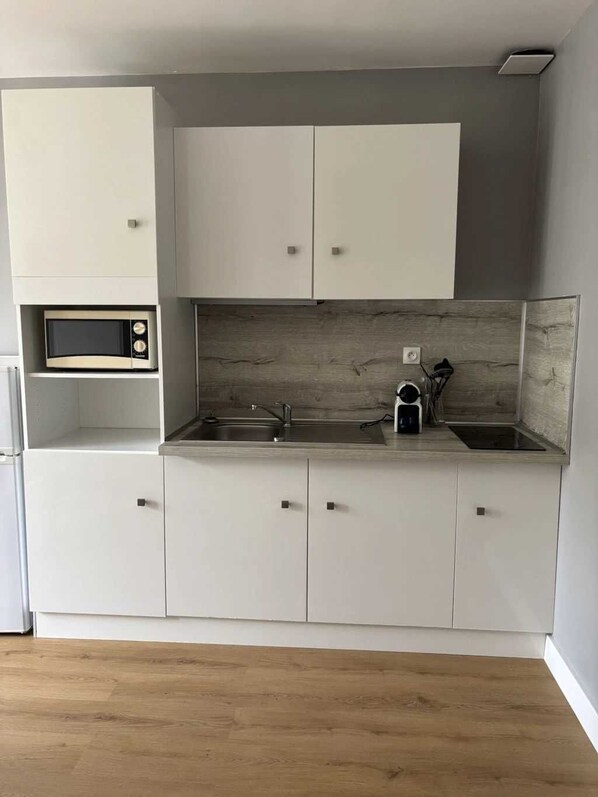 Jääkaappi, liesi, leivänpaahdin