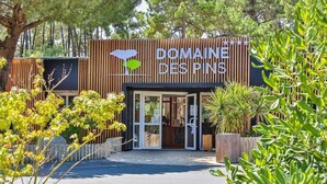 En byggnad med en skylt som visar texten "DOMAINE DES PINS".