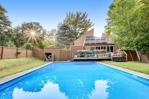 Cozy open-concept condo, close to ski resorts, balcony, pool, tennis, sauna