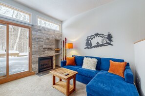 Una televisión, una mesa de tenis de mesa