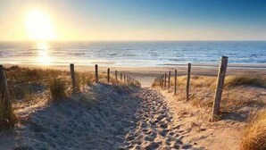 A sandy beach path with wooden posts, leading to the ocean. - Cabane 4 étoiles - Piscine  - ccabhid (Azur)