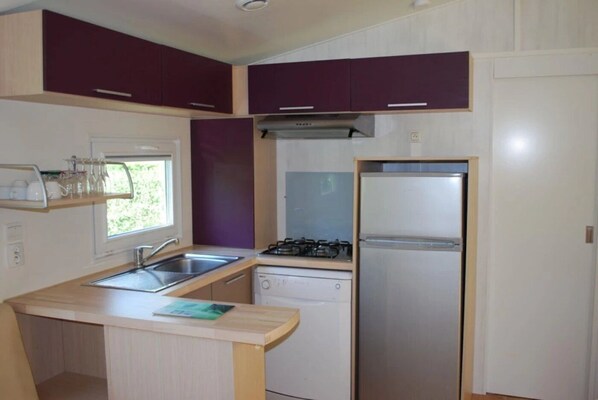 Fridge, stovetop