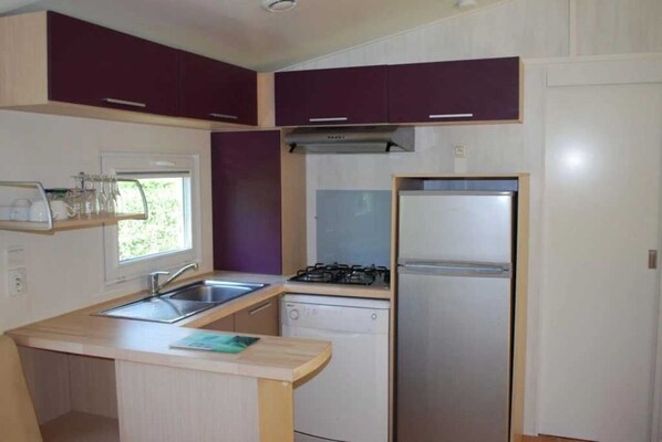 Kjøleskap og kokeplater