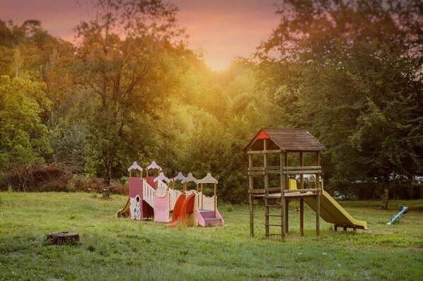 Children’s area - ZEcamping 3* 1km plage pataugeoire club enfant locatif TV 35m2 6 pers (Thiviers)