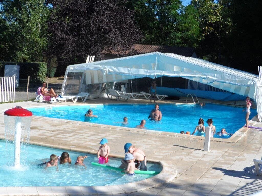 Una piscina cubierta, una piscina climatizada