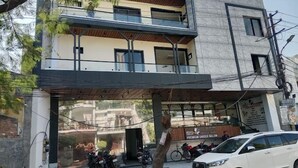 Un immeuble de deux étages, avec un espace commercial au rez-de-chaussée et des logements aux étages supérieurs.