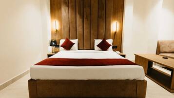 Deluxe Double Room, City View | Desk, laptop workspace, soundproofing, iron/ironing board (on request)
