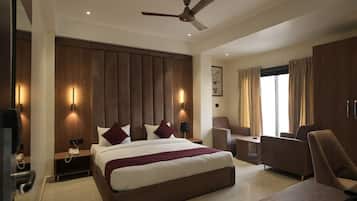 Deluxe Double Room, City View | Desk, laptop workspace, soundproofing, iron/ironing board