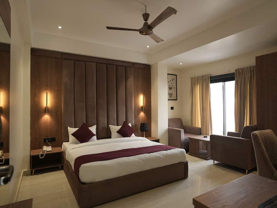 Habitación Deluxe doble, vistas a la ciudad | Escritorio y espacio para trabajar con un portátil