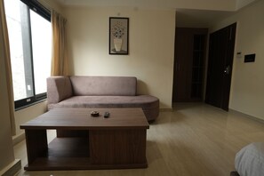 Superior Stüdyo | Masa, dizüstü bilgisayar çalışma alanı, ses yalıtımı, ütü/ütü masası 