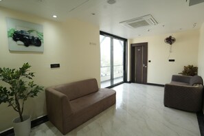 Superior Studio | Living area | 42-inch TV with cable channels - Hotel SS4 Crystals (Lucknow)