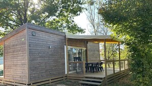 A wooden cabin with a deck and outdoor seating area. - ZEcamping 4 étoiles piscine couverte mobil-home TV LV BBQ 33m2 (Apremont)