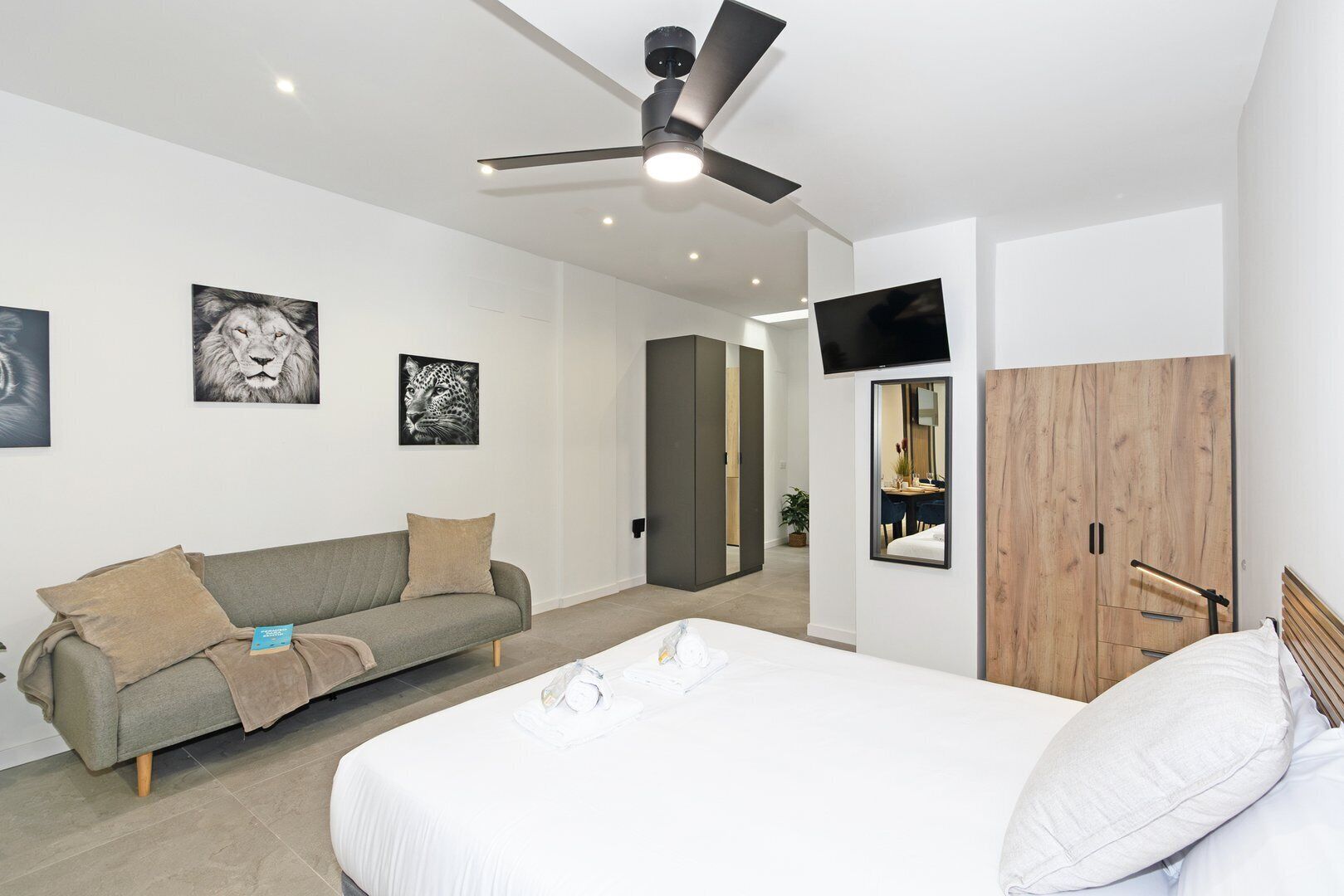 3 bedrooms, iron/ironing board, internet, bed sheets