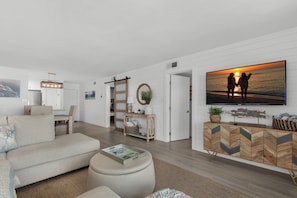 TV - 🌊Harbor & Pool Views~Walk 2 Beach~Pool~Tennis~Grills~2BR Dolphin Point 401C (Destin)