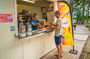 Outdoor dining - ZEcamping familial parc aquatique locatif TV LV BBQ 6 pers (La Baule)