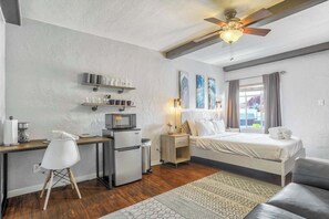 1 bedroom, desk, iron/ironing board, WiFi - Cozy Studio Near Garden of the Gods (Colorado Springs)