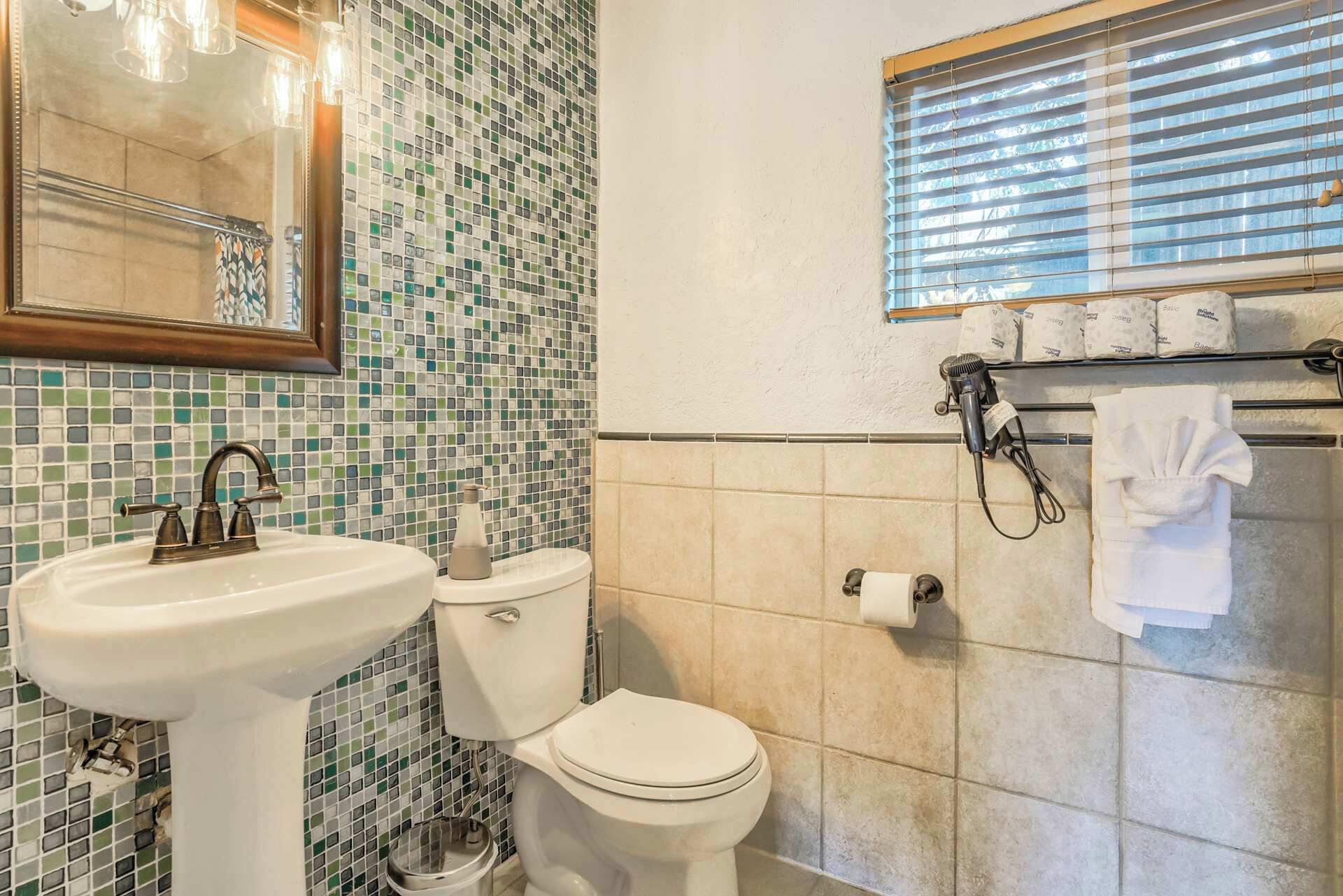 Douche, séchoir à cheveux, serviettes fournies